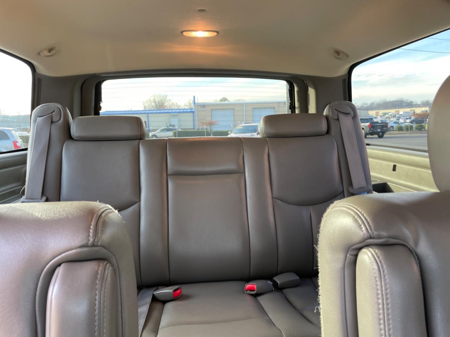 2006 White Chevrolet Suburban 1500 (1GNEC16Z16J) with an V8, 5.3 Liter engine, Automatic transmission, located at 8008 Warden Rd, Sherwood, AR, 72120, (501) 801-6100, 34.830078, -92.186684 - Photo#11